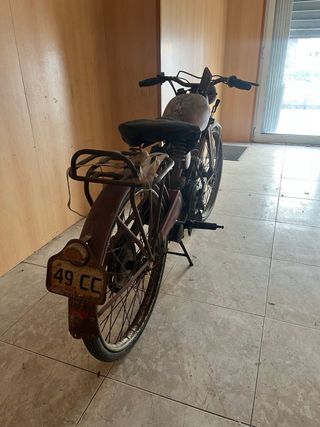 Moto Clásica Roja Guzzi 49cc