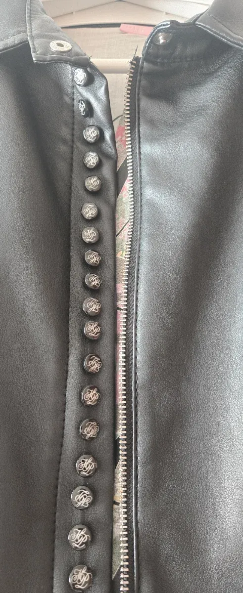 Cazadora Holy Preppy negra mangas desmontables. 