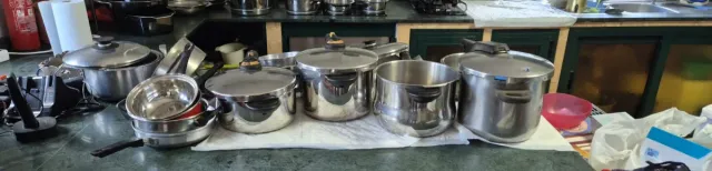 Conjunto de ollas metálicas y plásticas