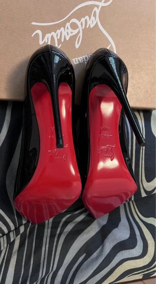 Christian Louboutin Talla 40.5