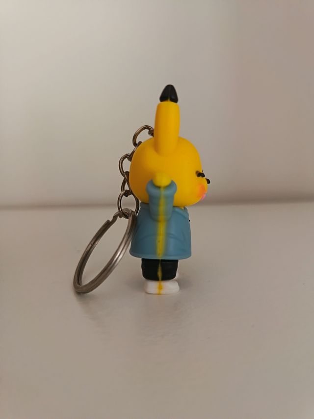 Llavero Pikachu con chaqueta