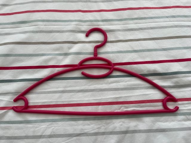 Perchas giratorias de plástico rosa