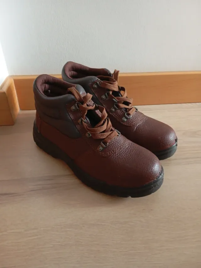 Botas de trabajo marrones
Puntera reforzada metal
