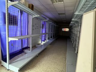 Estanterías metálicas para negocio.