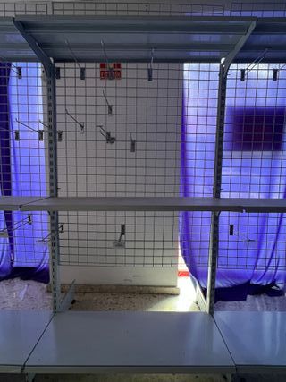 Estanterías metálicas para negocio.