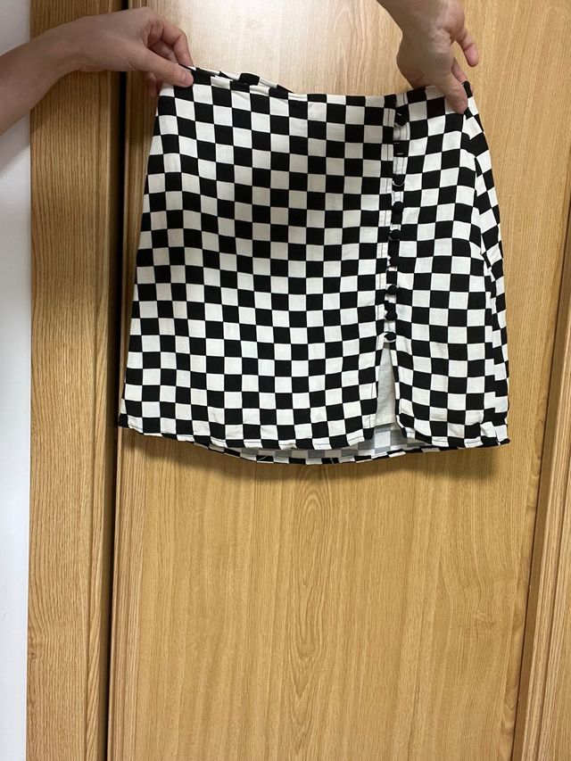 Falda corta Stradivarius cuadros blanco y negro