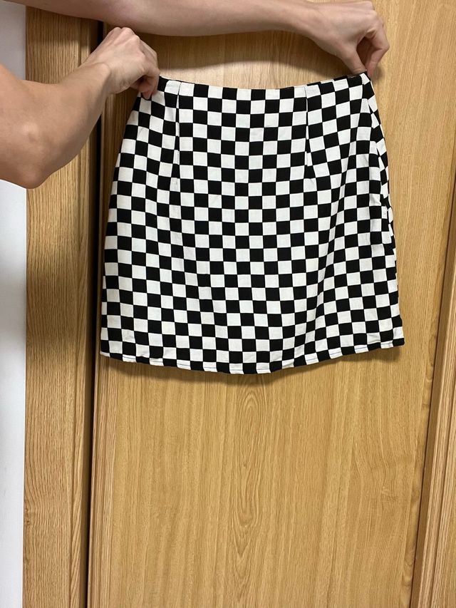 Falda corta Stradivarius cuadros blanco y negro