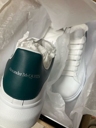 Scarpe bianche e verdi Alexander McQueen