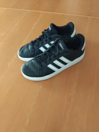 Scarpe Adidas nere e bianche