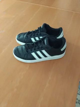 Scarpe Adidas nere e bianche