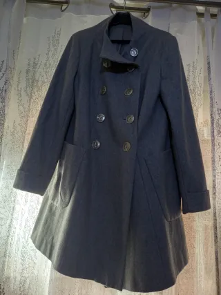 Gabardina gris con botones