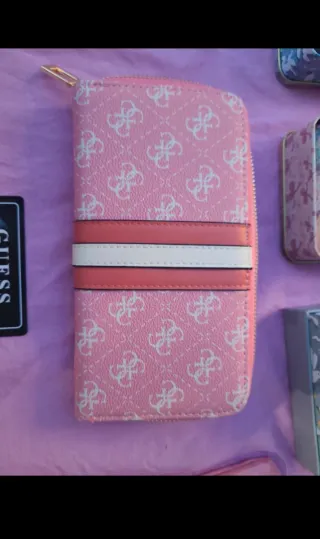 Cartera Guess rosa con logo