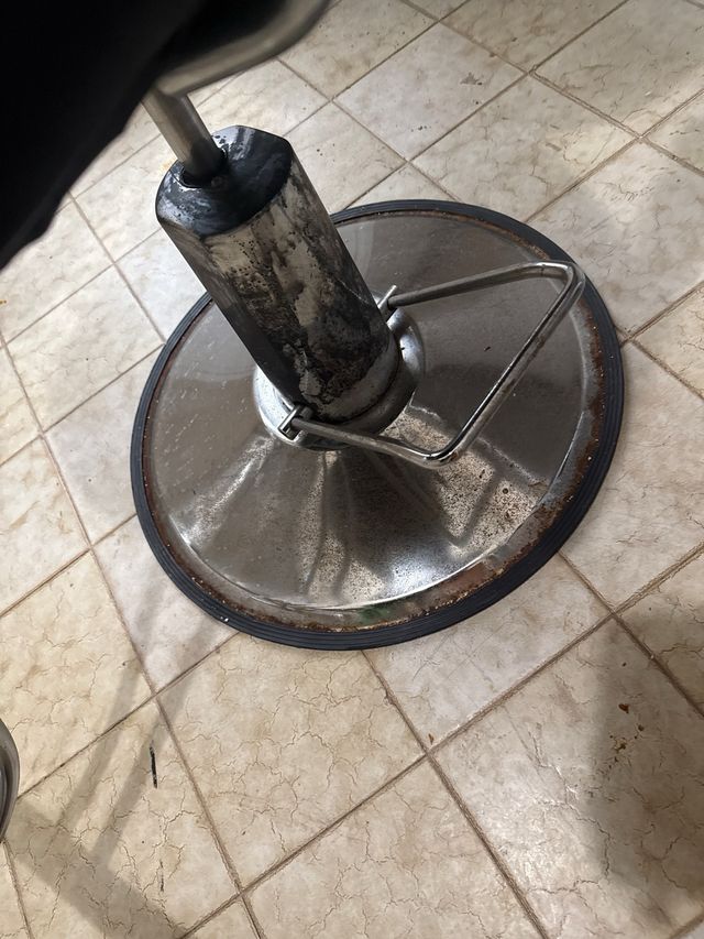 Silla de peluquería negra y plateada