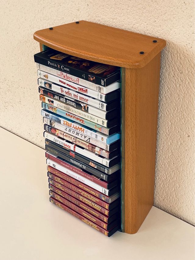 Archivador de madera y DVDs
