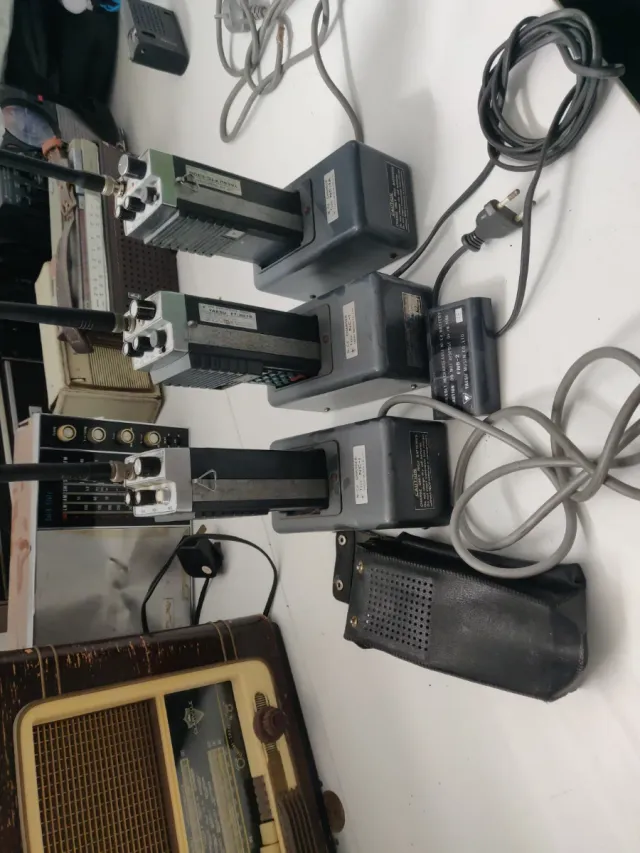 Lote de Yaesu Portátil con Cargadores (x3)