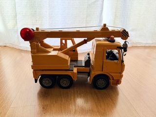 Camión grúa de juguete amarillo