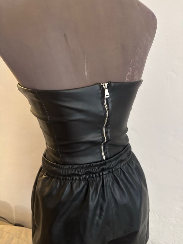 Corsé negro de cuero sintético