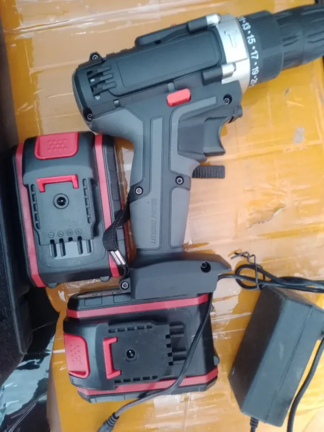 Taladro Inalámbrico con Baterías y Cargador