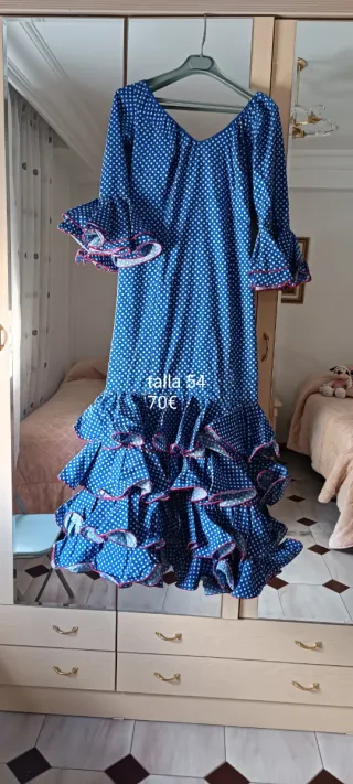 Traje de flamenca azul con lunares blancos