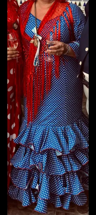 Traje de flamenca azul con lunares blancos