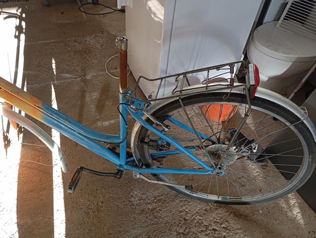 Bicicleta de paseo azul y naranja