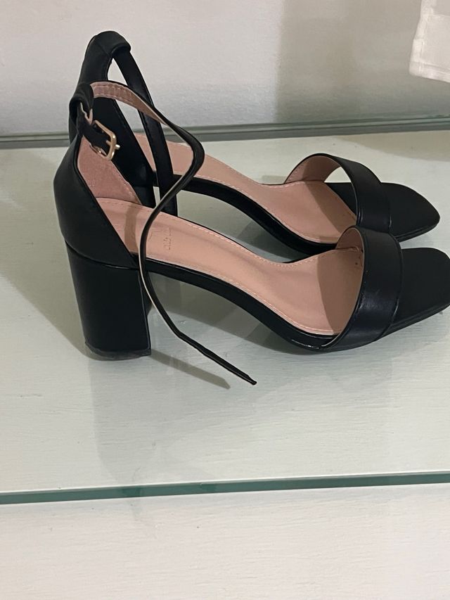 Zapatos de tacón negros