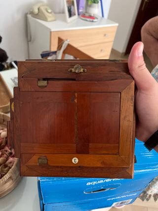 Cámara fotográfica antigua de madera