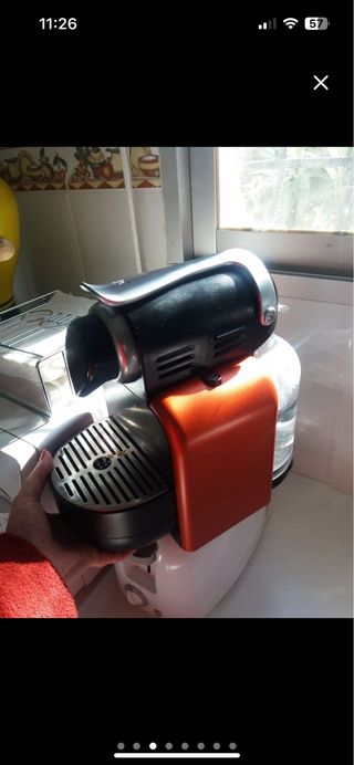 Cafetera Nespresso negro y rojo