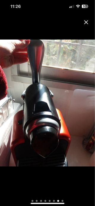 Cafetera Nespresso negro y rojo