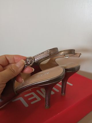 Zapatos plateados de punta