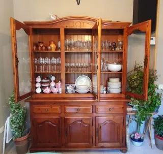 Alacena de pino macizo con vitrina