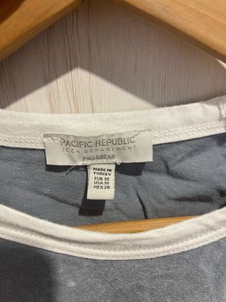 Camiseta Pull&Bear gris y blanca