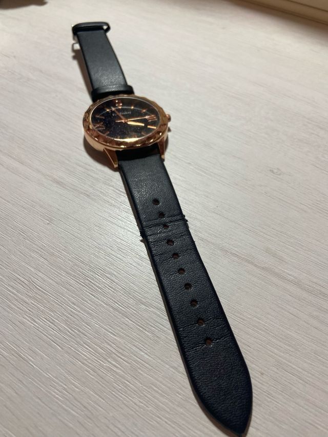 Reloj Fa. Teekay dorado y negro elegante