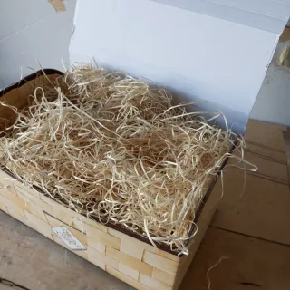 Cesto per regali in cartone con finta paglia. 