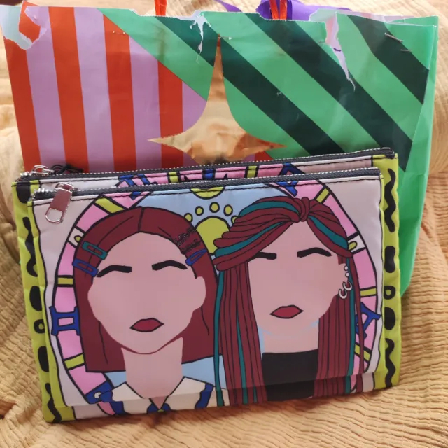 Neceser original estampado, con 2 bolsillos indepe