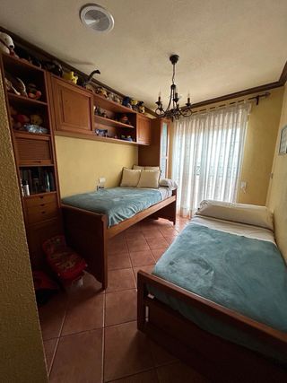 Dormitorio juvenil de madera  maciza. completo