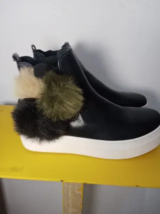 Botas negras con pompones