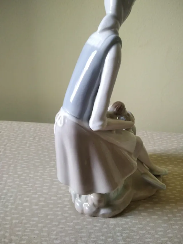 Figura de porcelana azul y blanca