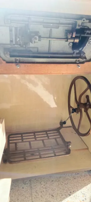 Máquina de coser Singer con mueble