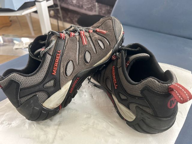 Calzado trekking Merrell gris y rojo