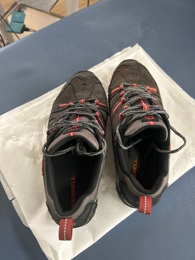 Calzado trekking Merrell gris y rojo