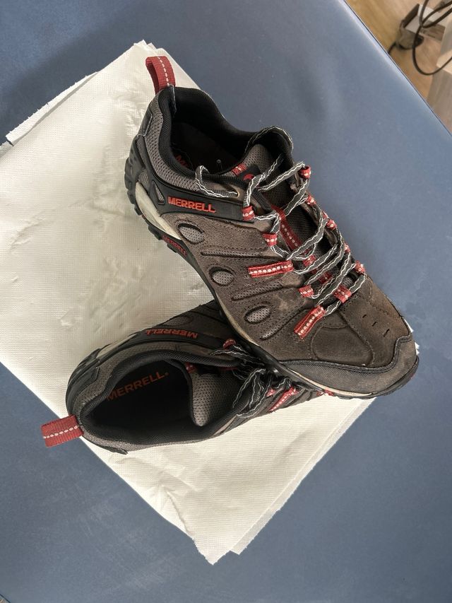 Calzado trekking Merrell gris y rojo