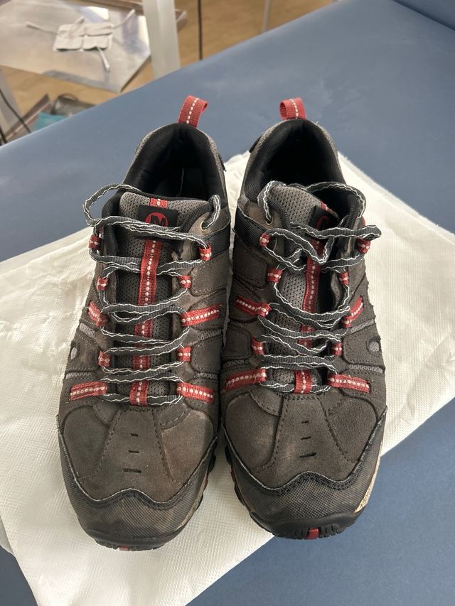 Calzado trekking Merrell gris y rojo