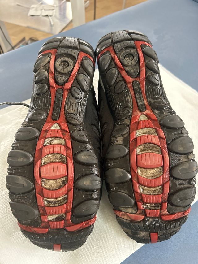 Calzado trekking Merrell gris y rojo