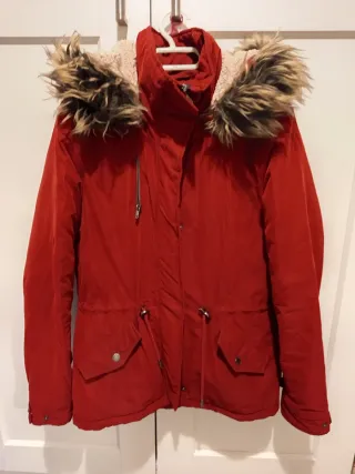 Abrigo Only rojo con capucha y pelo