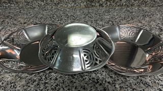 Fuentes redondas de metal plateado