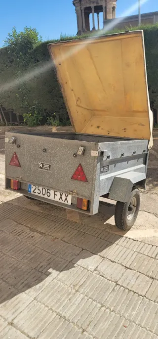 Remolque cerrado con tapa