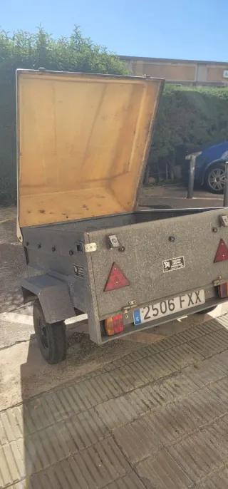 Remolque cerrado con tapa