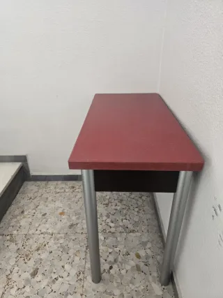 Mesa de cocina roja y gris de sirestone