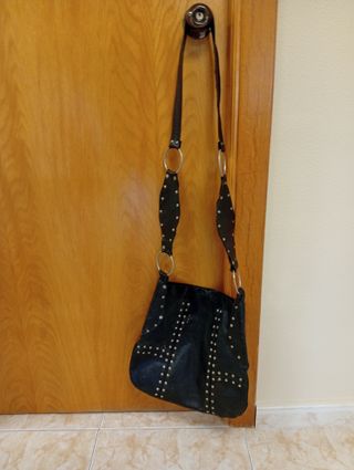 Bolso bandolera de piel con tachuelas